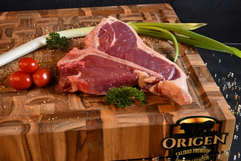 T-bone steak de Origen sobre tabla de madera